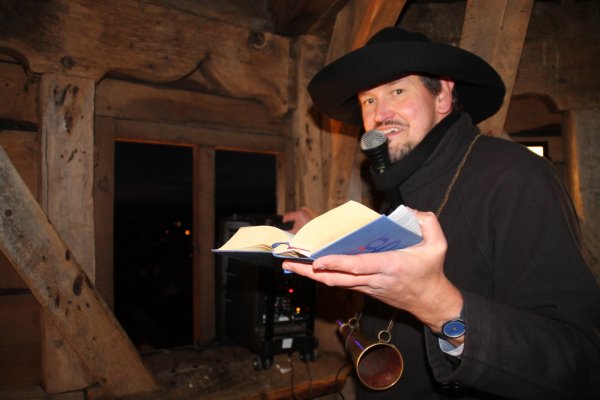 Nachtwächter Werner Kuloge singt Weihnachtslieder vom Turm. - © Judith Stracke