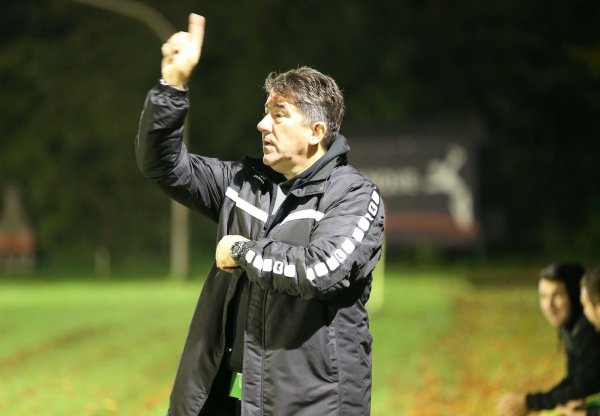 „Lasst die Kirche im Dorf“, fordert Miron Tadic, Trainer des Fußball-Bezirksligisten TSV Oerlinghausen, und verzichtet darauf, seinen Spielern Hausaufgaben für die Corona-Zeit zu geben. - © Archiv: Paul Cohen