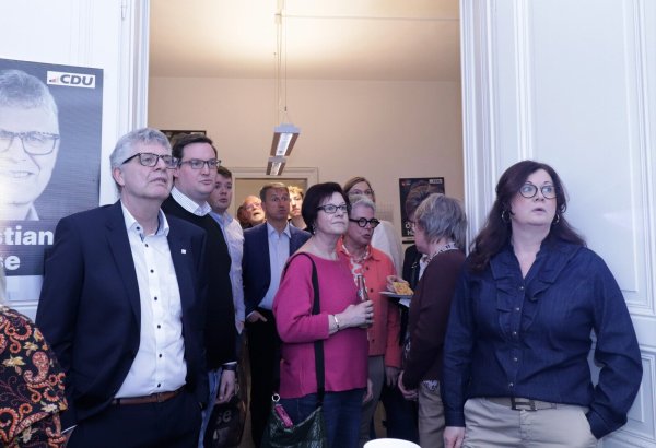 Punkt 18 Uhr läuft in der CDU-Zentrale in Höxter die erste Prognose über die Leinwand. Christian Haase (links) und seine Frau Sonja sehen nicht wirklich begeistert aus. Foto: David Schellenberg - © David Schellenberg