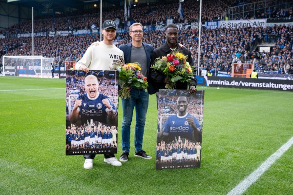 Louis Oppie (l.) verließ den DSC Arminia in Richtung Bundesliga zum FC St. Pauli, Merveille Biankadi schloss sich dem Drittligisten FC Energie Cottbus an. In der Mitte: DSC-Sport-Geschäftsführer Michael Mutzel. - © KROEGER/RHR-FOTO