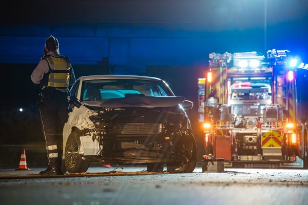 Die Feuerwehr sicherte die Unfallstelle ab. - © Freitag TV