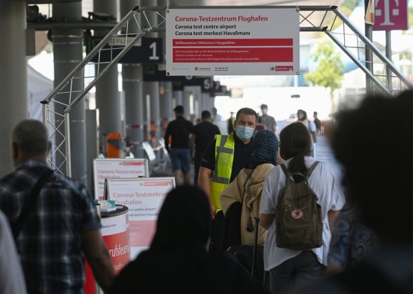 Reisende warten im Corona-Testzentrum am Flughafen Köln/Bonn auf ihren Test. Der Test auf den Coronavirus bei der Rückkehr aus einen Risikogebiet ist verpflichtend. - © Henning Kaiser/dpa