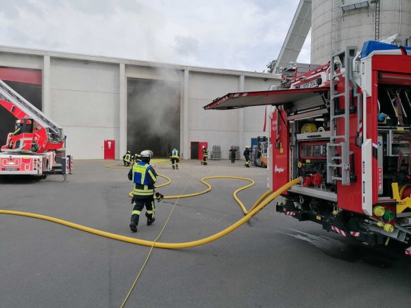 Am Montagmorgen ist die Feuerwehr zu einer Staubexplosion im Holzwärmekraftwerk an der Wilberger Straße gerufen worden. 2023 (Foto) war dort schon einmal so ein Einsatz. Aber was ist eigentlich eine Staubexplosion? - © Archivfoto: Feuerwehr Horn-Bad Meinberg