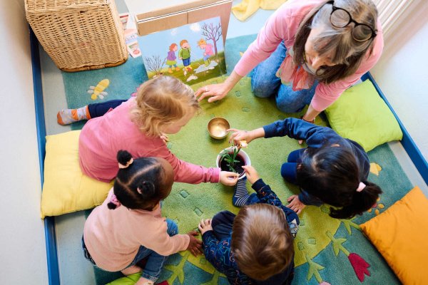 Eine Fachkraft für 60 Kinder: In NRW sollen wichtige Personalstandards in Kitas gelockert werden - bislang nur bei Betreuungsengpässen. Doch Experten befürchten: Dabei bleibt es nicht. - © picture alliance/dpa