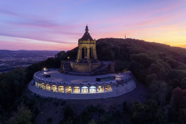 Die aufwendige Sanierung der Denkmalterrasse samt Neubau von Besucherzentrum und Panoramarestaurant wurde Mitte 2018 abgeschlossen. Fünfeinhalb Jahre war die Mindener Familie Rohlfing für die Gastronomie im "Wilhelm 1896" verantwortlich. Foto: Peter Bastian Architekten BDA, Münster/privat - © Peter Bastian Architekten BDA, Münster