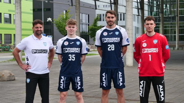 Trainer Florian Kehrmann (links) freut sich mit Jarnes Faust, Hendrik Wagner und Constantin Möstl auf die Heimpremiere gegen die MT Melsungen. - © Jörg Hagemann