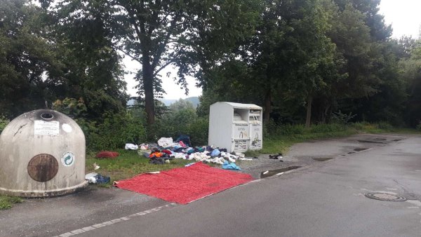 Wer auch immer die Kleider aus dem Container gezerrt hat, hat sie wahllos liegen lassen. Foto: Carsten Beine - © Carsten Beine
