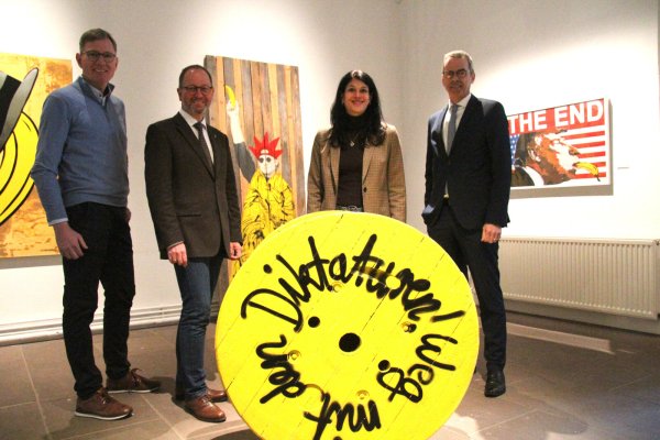 Kein Bild ohne Banane: Jochen Brunsiek, Leiter der Kulturagentur des Landesverbands Lippe, Jörg Düning-Gast, Landesverbands-Vorsteher, Dr. Mayarí Granados, Kulturagentur, und Bürgermeister Jörg Bierwirth mit einigen unverkennbar politischen Werken des Street-Art-Künstlers Thomas Baumgärtel. - © Dieter Asbrock