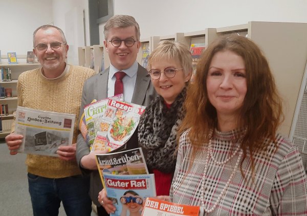 Freuen sich, dass sie helfen können: Die Mitglieder des Vorstands des Fördervereins Stadtbücherei (von links) Klaus Landrock, Michael Biermann und Roswitha Heinz zusammen mit Eva-Maria Allert. - © Silke Fischer