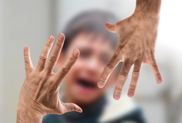 Ob ein Kind unter seelischem oder körperlichem Missbrauch leidet, ist schwer herauszufinden. Die Mitarbeiter des Jugendamtes in Lage tauschen sich über jeden Fall intensiv aus. - © Symbolfoto: pixabay.com