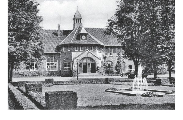 Der Lagenser Bahnhof um 1935. Großartig verändert hat sich das Gebäude seitdem nicht. Im Vordergrund befindet sich der Sedanplatz. - © Sammlung Soppa