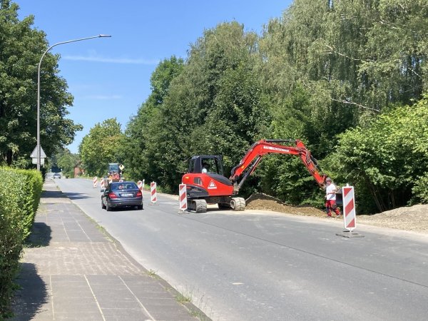 Ende Juli hatten die Bauarbeiten für den neuen Bürgerradweg entlang der Leopoldstaler Straße begonnen. Nun braucht es zusätzliches Geld, damit sie abgeschlossen werden können. - © Archivfoto: Cordula Gröne