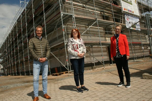 Freuen sich über den Baufortschritt an der „Seniorenresidenz Extertal": (von links) Holger Johannesmann (Projektleiter Lindhorst Gruppe), Gisela Polensky (künftige Hausleitung) und Susanne Thon (Geschäftsführung Betreiber Mediko Pflege- und Gesundheitszentren) - © Sylvia Frevert