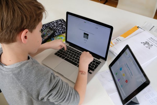 Das digitale Lernen ist auf dem Vormarsch. Doch was ist, wenn die Geräte mal ausfallen, die Software hakt oder Kennworte verlorengehen? Ein digitaler Hausmeister soll sich darum kümmern. - © Sven Koch(LZ)