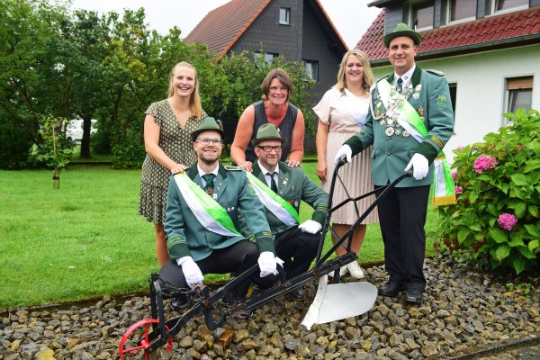 Die neuen Regenten mit ihrem Thron: (von links) Cindy Kneese, Michael Schneider, Sonja Logermann und Jörg Tammert, das neue Königspaar Steffi Kneese und Sven Logermann. - © Nicole Ellerbrake