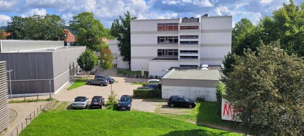Der Klassentrakt am Engelbert-Kaempfer-Gymnasium bleibt vorerst gesperrt. Wie lange bleibt noch offen. Stimmt die Politik zu, sollen Container die Raummisere lindern. Die würden zwischen Klassentrakt und Schürmann-Neubau stehen, also auf dem Foto hinter dem Klassentrakt. - © Katrin Kantelberg