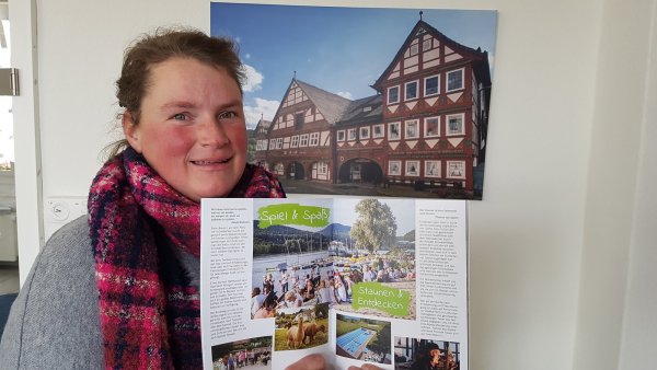 Druckfrisch und bunt: Denise Kieslich und ihre Kollegin Jasmin Baier von der Touristeninformation Schieder-Schwalenberg haben das neue Erlebnismagazin konzipiert. Es soll all die vielen Flyer ersetzen.  - © Marianne Schwarzer