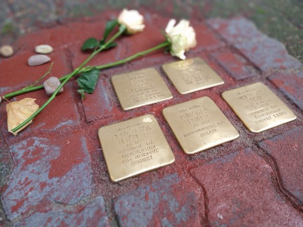 Die fünf Stolpersteine sind inzwischen gereinigt worden. Auf den Platten daneben ist noch die rote Farbe zu sehen. Foto: Yvonne Glandien - © Yvonne Glandien