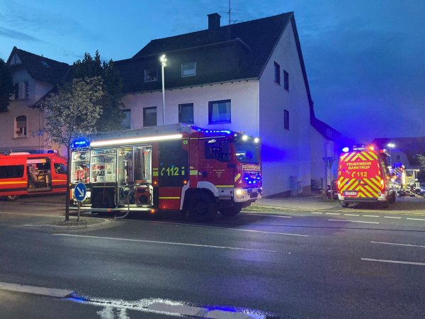 Die Barntruper Feuerwehr ist im Einsatz, um ein brennendes Auto in der Mittelstraße zu löschen. - © Freiwillige Feuerwehr Barntrup