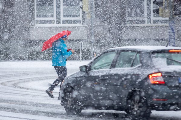 Auch in der Paderborner Kernstadt müssen sich Fußgänger und Autofahrer auf dichtes Schneegestöber einstellen. - © Niklas Tüns