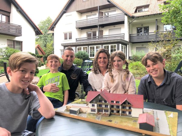 Die Gastronomie-Familie Willoughby im Biergarten von "The Resting Place", dem ehemaligen Hotel-Restaurant "Im Borke". Auf dem Tisch steht ein älteres Modell des Hotelgebäudes (im Hintergrund). Auf das Treffen mit möglichst vielen Gästen in Kirchheide freuen sich (von links) Caleb (13 Jahre alt), Elijah (7), Papa Paul (43), Mama Jeannie (39), Elizabeth (9) und Samuel (15). - © Thomas Reineke