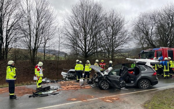 Die beiden VW Tiguan prallten frontal ineinander, jetzt sucht die Polizei Zeugen des Unfalls. - © Freitag TV