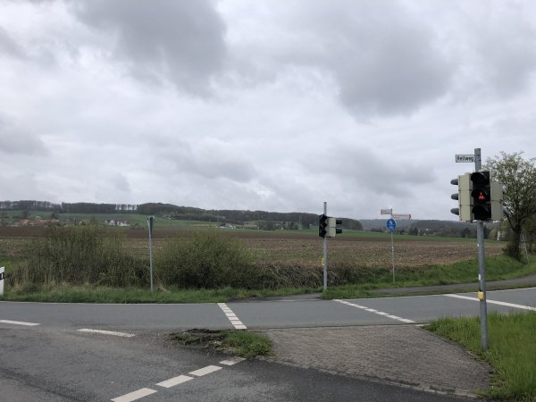 Auf diesem Feld südöstlich der "Hellweg-Kreuzung" in Kachtenhausen sollen sich nach dem Willen der Stadt Lage in naher Zukunft Firmen ansiedeln können. Der Regionalrat in Detmold hat den Plänen bereits zugestimmt. - © Thomas Reineke