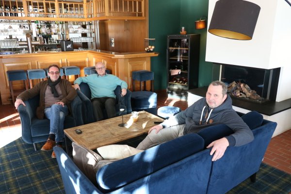 Georgios Stratos (von links), Manfred Jünemann und Thomas Daubel sitzen im Kaminzimmer des Restaurants am Schwaghof. - © Alexandra Schaller
