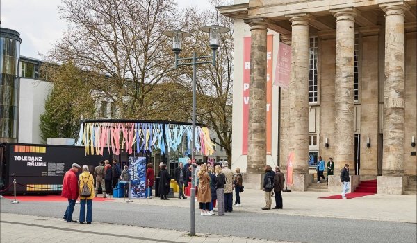Die Wanderausstrahlung Toleranzräume hat Premiere in Detmold. Inzwischen ist der Container auf die andere Straßenseite gezogen. - © Toleranz-Tunnel