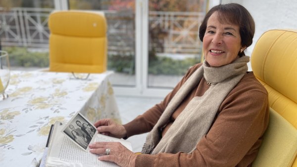 Astrid Reipschläger mit den Memoiren ihres Vaters - fein säuberlich mit Schreibmaschine abgetippt. Die Kriegsjahre aber fehlen. - © Silke Buhrmester