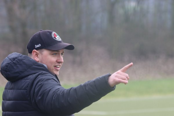 Henri Ellerbrok ist seit 2020 Trainer beim SV Wüsten. Aber bleibt er über das Saisonende hinaus? - © Sebastian Lucas