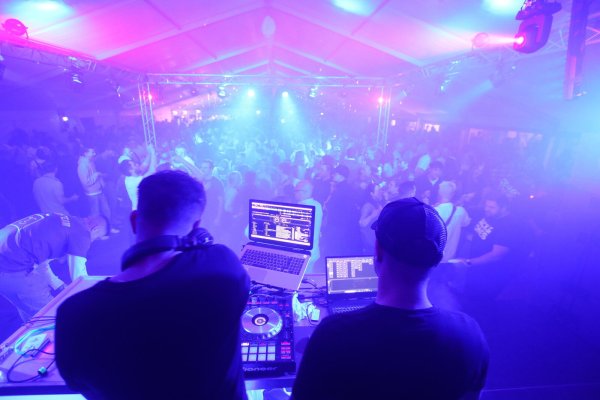 Die DJs Tobias Rethage (l.) und Marcel Welgen haben von ihren Mischpulten aus die Tanzfläche bestens im Blick. - © OSG