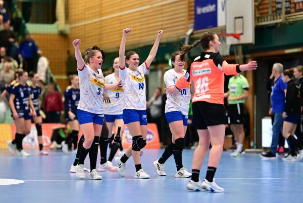 Die HSG jubelt mit Spielführerin Laura Rüffieux (von links). Nieke Kühne (verdeckt), Ona 
Vegué Pena, Ida Hoberg und Torhüterin Melanie Veith. - © Lobeca/Felix Schlikis