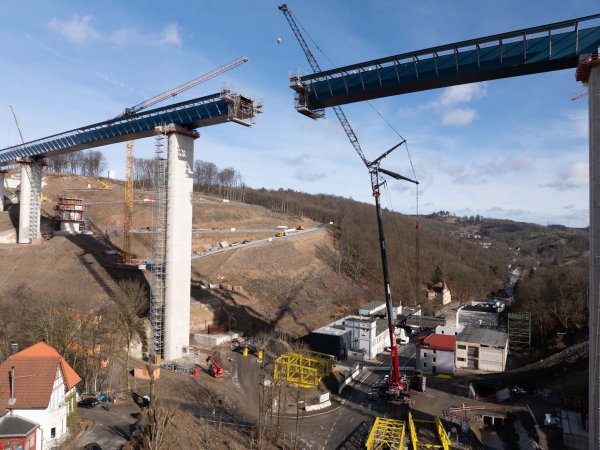 Bei der "Stahlhochzeit" der Rahmede-Talbrücke werden die beiden Brückenhälften zusammengeführt, um verschweißt werden zu können. - © Dieter Menne/dpa