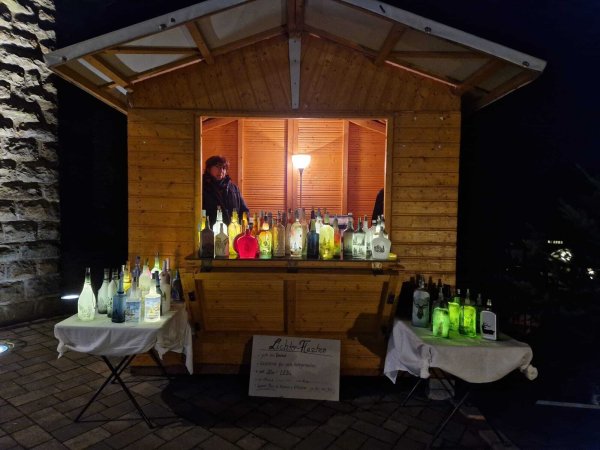 In liebevoll dekorierten Holzhütten konnten Produkte des Eine-Welt-Ladens Lemgo oder auch formschöne „Flaschenlichter“ erworben werden. - © Fotorechte: Gemeinde Bösingfeld