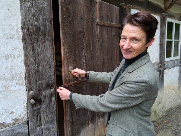 Museumsleiterin Dr. Marie Luisa Allemeyer schließt - symbolisch - schon einmal die die Tür der Wassermühle im Museum ab. - © Carolin Brokmann-Förster