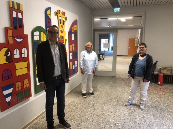 Baudirektor Markus Baier, SPD-Wahlbezirksvertreterin Heike Busse (Mitte) und Architektin Katharina Drave freuen sich über den Baufortschritt in der alten Anne-Frank-Schule, die zum Kindergarten-Interimsquartier wird. - © Till Brand