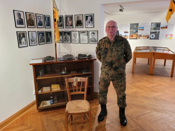 Oberstabsfeldwebel Günter Schlüter neben dem Stuhl, auf dem Generalfeldmarschall Rommel während des Halts vor Dünkirchen saß. - © Raffael Giebel