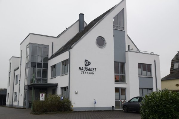 Andreas Schimkes Praxis ist Teil des Hausarztzentrums Spenge an der Griesenbruchstraße. - © Mareike Patock