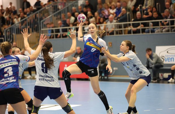 Blombergs Nieke Kühne, hier im Spiel gegen Buxtehude, weilte zuletzt bei der U20-Nationalmannschaft. Foto: Paul Cohen - © Paul Cohen