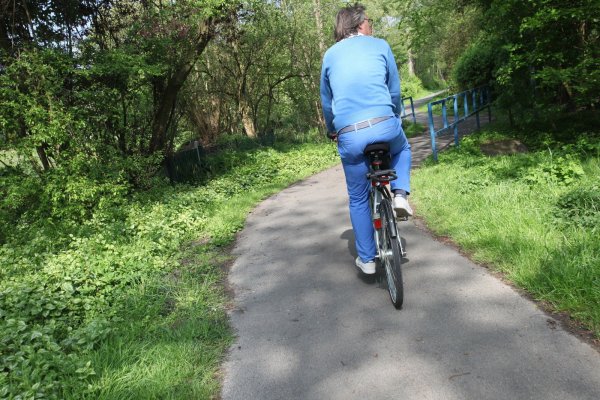 Am Eselsbach entlang fährt es sich super. Eigentlich. Ab dem 3. September wird der Geh- und Radweg zwischen dem Ginsterweg und dem Sperlingsweg sowie der Einmündung Am Eselsbach gesperrt.  - © Vera Gerstendorf-Welle