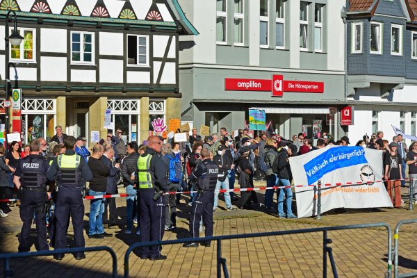 Rund 120 Teilnehmer der Gegendemonstration vom Arbeitskreis gegen Nazis und "Die Partei" poisitionieren sich am Samstag gegen die AfD und deren Teilnehmer. - © Nicole Ellerbrake