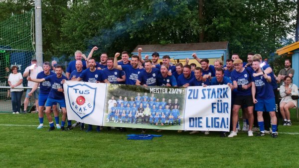 Die Rückkehr in die A-Liga feiert der von Alexander Kirsch und Eric Menze trainierte TuS Brake vb mit Niklas Remmert, Fynn-Luca Webel, Simon Drexhage, Robin Plöger, Manuel Süllwold, Norman Wehmeier, Niklas Berge, Jörn Pieper, Julian Diedrich, Fynn-Dario Mannel, Nils Kerkhoff, Moritz Bierhenke, Jan Lesmann, Christian Kowe, Niklas Köhring, Patrick Kunze, sowie den auf dem Meisterfoto fehlenden Sören Pieper, Nico Dörmann, Marvin Kretschmann, Andre Kirsch, Richard Quest und Samy Herbrandt. Foto: Jörg Hagemann - © Jörg Hagemann