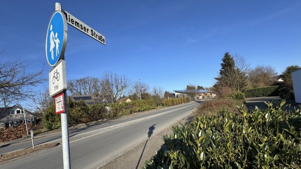 An der Biemser Straße soll auf beiden Seiten ein Schutzstreifen mehr Sicherheit für Radfahrer 
bieten. Das kostet allerdings Parkraum. - © Sven Kienscherf