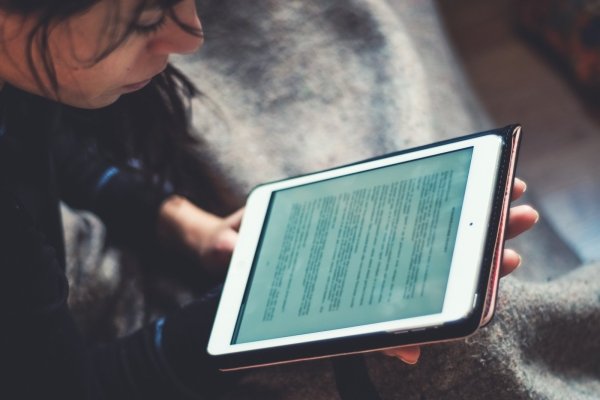 Tablets sind heute weit verbreitet. Auch beim Home-Schooling spielen sie eine wichtige Rolle – wenn die Eltern ihre Schützlinge entsprechend ausrüsten können. Denn das geht ins Geld.  - © Juraj Varga/Pixabay