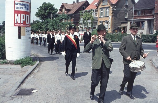 Im Sommer 1971 ziehen die Lemgoer Schützen durch die Straßen. - © Stadtarchiv Lemgo