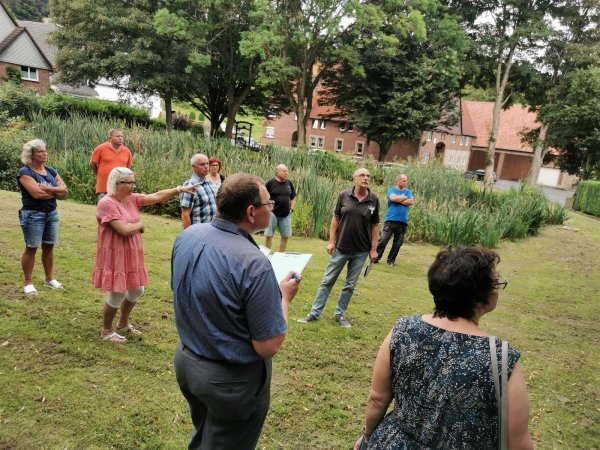 Ortstermin am mittleren Teich in Sonneborn: Anwohner wie Sabrina Lücke (Mitte links) diskutieren mit dem Ausschussvorsitzenden Andreas Wilde (Mitte rechts). Im Vordergrund von hinten: Bauamtsleiter Steffen Schenk und Ordnungsamtsleiterin Elfriede Buddensiek. - © Sylvia Frevert(LZ)