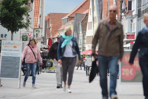 Passanten sind in der Mittelstraße unterwegs. Die Geschäfte in der Innenstadt dürfen in diesem Jahr noch viermal sonntags öffnen. - © Jens Rademacher