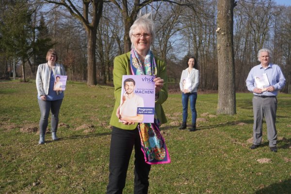 Das neue pädagogische Team, VHS-Leiterin Andrea Lemm (vorne) und die Fachbereichsleiter Nicole Grützmacher (von links), Yvonne Wagner-Brigant und Michael Lauterbach, hat bereits gut zusammengefunden. Gemeinsam präsentieren sie das druckfrische Programmheft. - © Michaela Weiße(LZ)