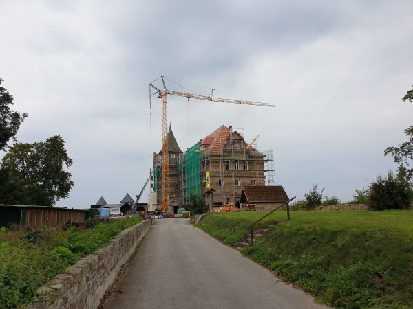Die Burg Schwalenberg ist bereits seit einiger Zeit einer Baustelle. Das Dach wird neu eingedeckt. Bei der Sanierungsmaßnahme sind nun auch beschädigte Dachbalken entdeckt worden, wodurch es zu Verzögerungen kommt. Die Baustelle bleibt mindestens bis Anfang Dezember bestehen. - © M. Steinkamp